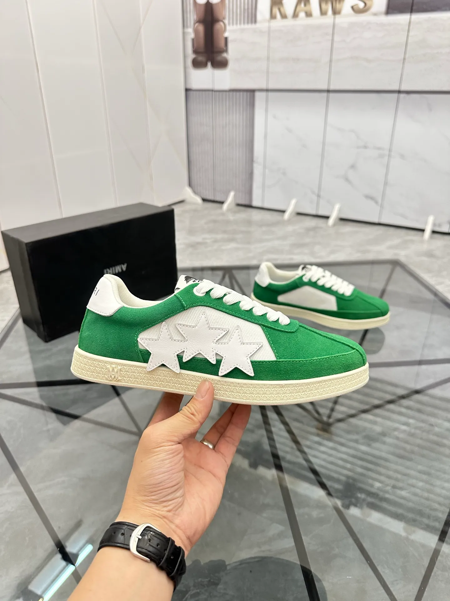 Men's shoes: 💰P420¥ Product trademark: AMIRI* "Amir*" low-top casual shoes Regular size: 38-45 (can be customized to 46) Product material: imported nubuck leather upper, breathable lining, original outsole. Number: 001
